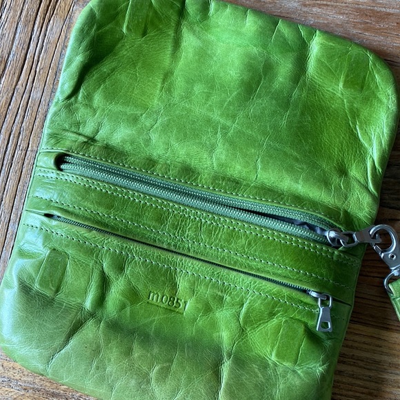 MO851 Clutch / Wristlet - Picture 2 of 7